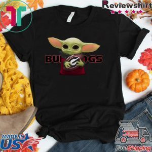 Baby Yoda Hug Georgia Bulldogs Tee Shirts