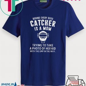 Behind every good catcher is a mom trying to take a photo of her kid Tee Shirt