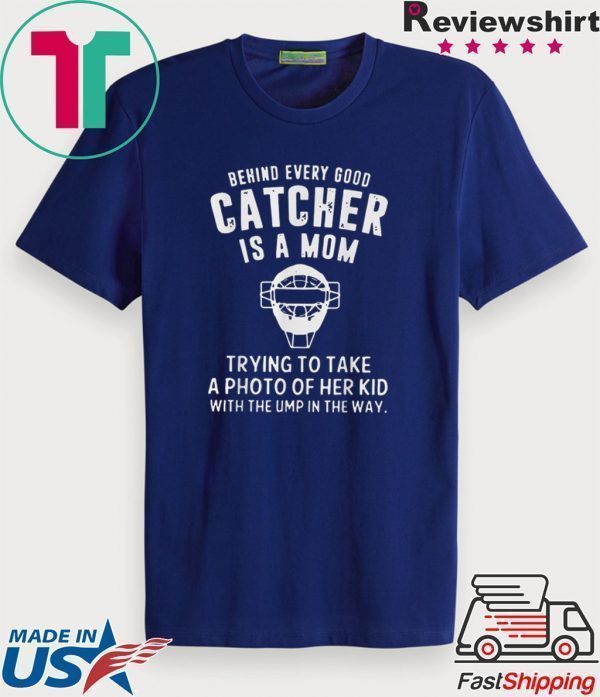 Behind every good catcher is a mom trying to take a photo of her kid Tee Shirt
