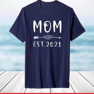 Cool Expecting Mom Shirt Mothers Day Ideas For Mom Est 2021 T-Shirt