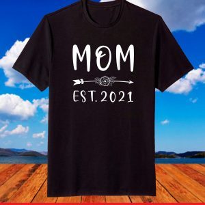 Cool Expecting Mom Shirt Mothers Day Ideas For Mom Est 2021 T-Shirt