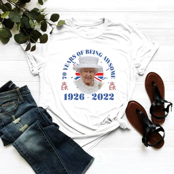 R.I.P Queen Elizabeth II 1926-2022 Queen Of Kingdom 70 Years Of Being Awesome Classic Shirt